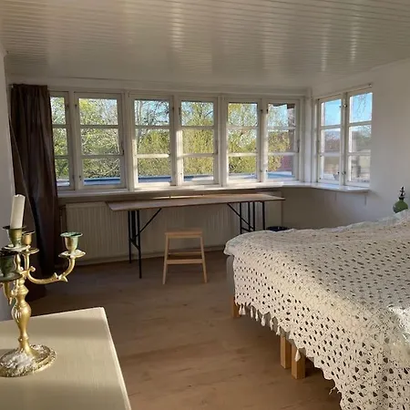 Saerpraeget & Teatralsk Villa, Med Skon Udsigt