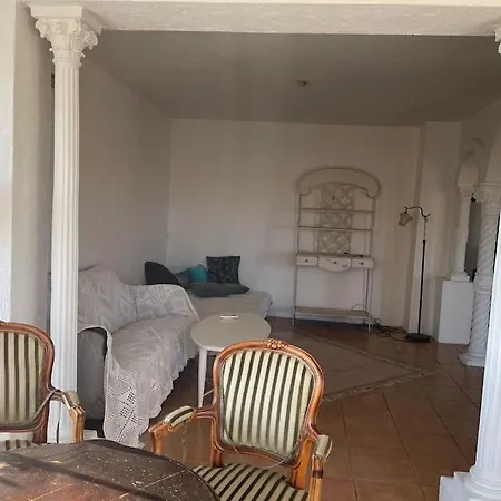 Saerpraeget & Teatralsk Villa, Med Skon Udsigt Villa