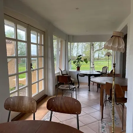Saerpraeget & Teatralsk Villa, Med Skon Udsigt