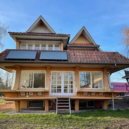 Saerpraeget & Teatralsk Villa, Med Skon Udsigt *