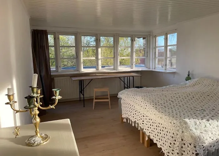 Saerpraeget & Teatralsk Villa, Med Skon Udsigt