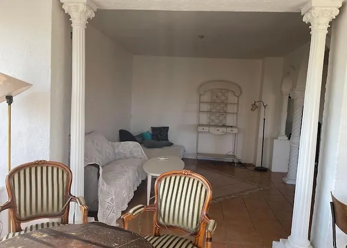 Saerpraeget & Teatralsk Villa, Med Skon Udsigt Villa
