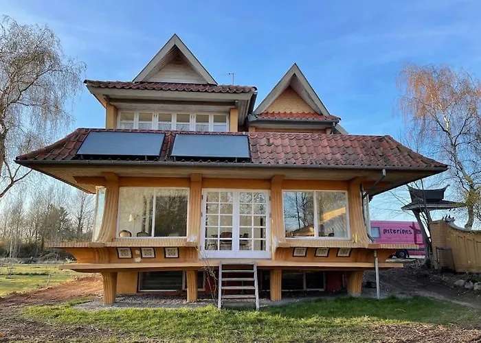 Saerpraeget & Teatralsk Villa, Med Skon Udsigt *
